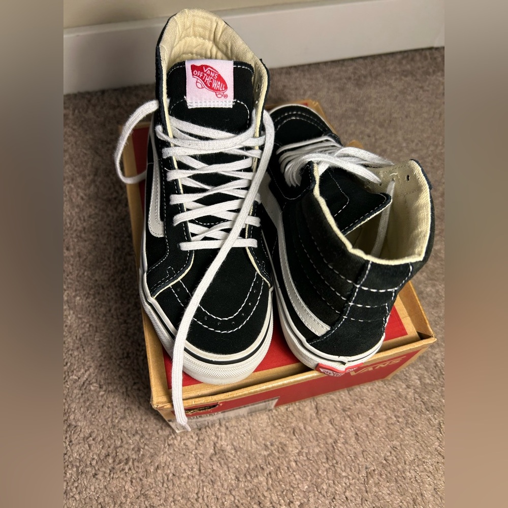 Women’s Vans Shoes SK8-HI 38 DX 
Size 6.5